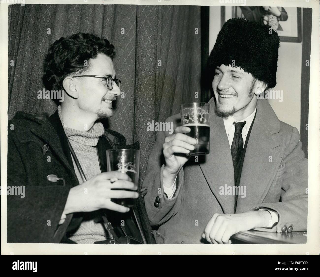 Febbraio 02, 1957 - i quattro inglesi gli studenti arrivano a casa: quattro studenti britannici che si sono svolti in una prigione ungherese per 16 giorni, Foto Stock
