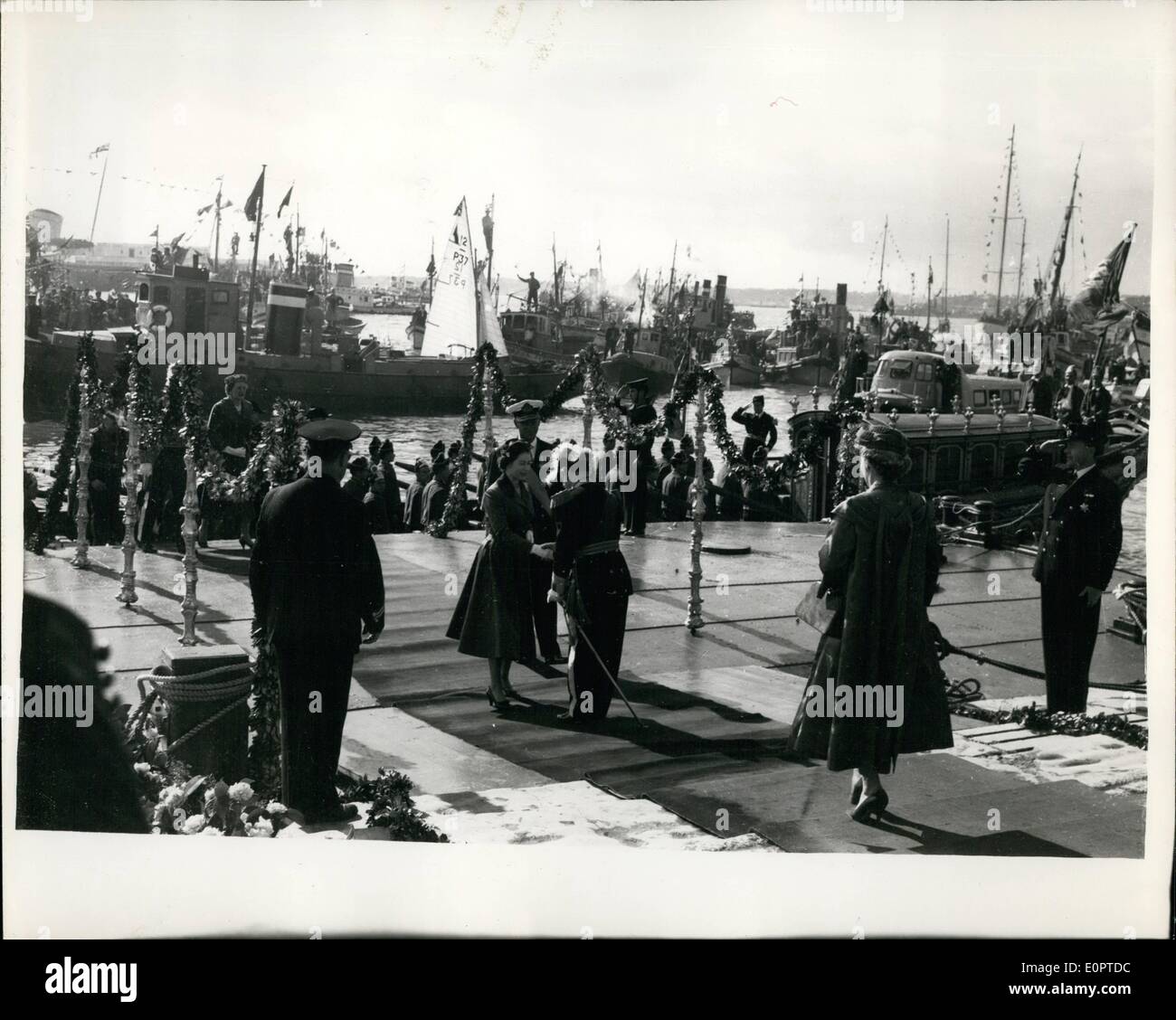 Febbraio 02, 1957 - Regina arriva sulla visita di Stato a Lisbona. Accolti dal Presidente Lopez. Mostra fotografica di vista generale della scena come H.M. La regina passi a terra dallo Stato Barge - e viene accolto dal Presidente Lopez - in arrivo a Lisbona. Il Duca di Edimburgo si trova appena dietro la regina e MME. Lopez è visto con lei torna alla fotocamera. Foto Stock