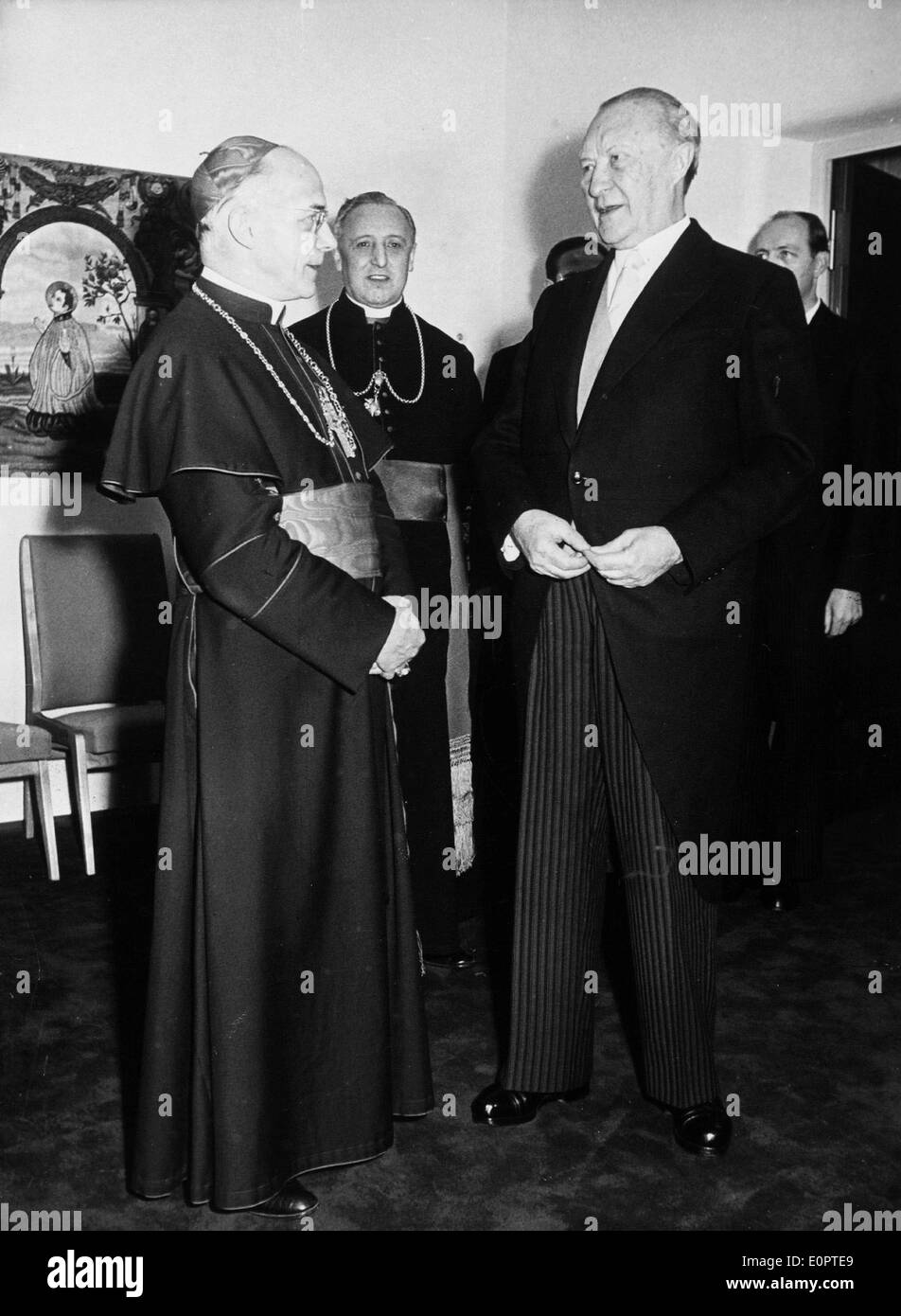 Dottor Konrad Adenauer su Il Cardinale Josef Frings' compleanno Foto Stock