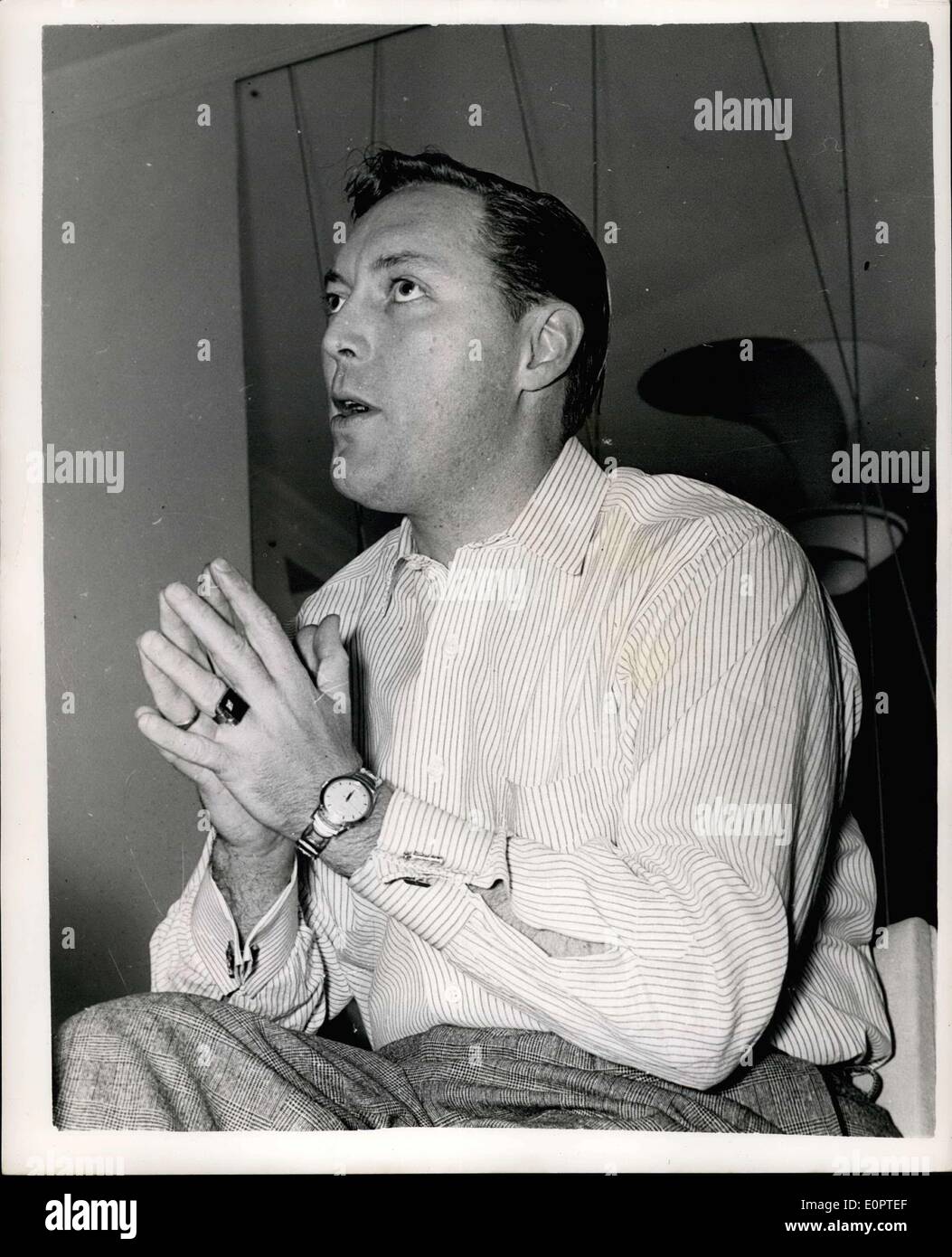 Febbraio 08, 1957 - Bill Haley continua la sua stagione di Londra Rock 'n' Roll re Bill Haley è stato salutato con un runner di catcalls - durante la sua prima apparizione a Londra presso il dominio . Alcuni dei teenager i membri del pubblico non erano sissified con la quantità di tempo sul programma dato a Haley e le sue comete. La foto mostra la nuova immagine del Bil Haley - come lei "prega' - che ora le cose possano andare senza problemi - come egli è l'aggiunta di qualche minuto in più per il suo agire. Foto Stock
