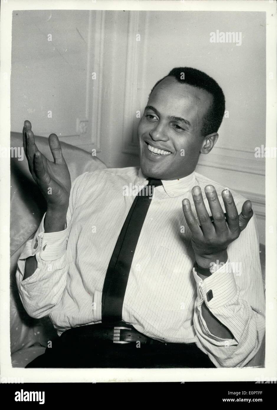 12 dicembre 1956 - la star americana del canto etnico a Londra: Harry Belafonte, la star americana del canto etnico di ''Carmen Jones'', è arrivato a Londra per terminare il lavoro su un film che sta facendo chiamato ''Island in the Sun'', molto dei quali è stato fatto nelle Indie Occidentali. Keystone Photo shows:-stella cantante vista oggi al Savoy Hotel. Foto Stock