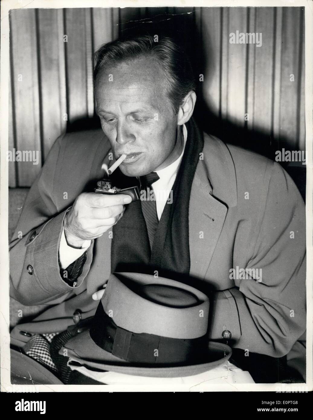 Il 12 Dic. 1956 - Richard Widmark arriva. La foto mostra il film di Hollywood Star Richard Widmark, nella foto dopo il suo arrivo all aeroporto di Londra forma Copenhagen, ieri. Egli è per riprodurre Dauphin in Otto Preminger film della versione di Shaw's ''St. Joan' Foto Stock
