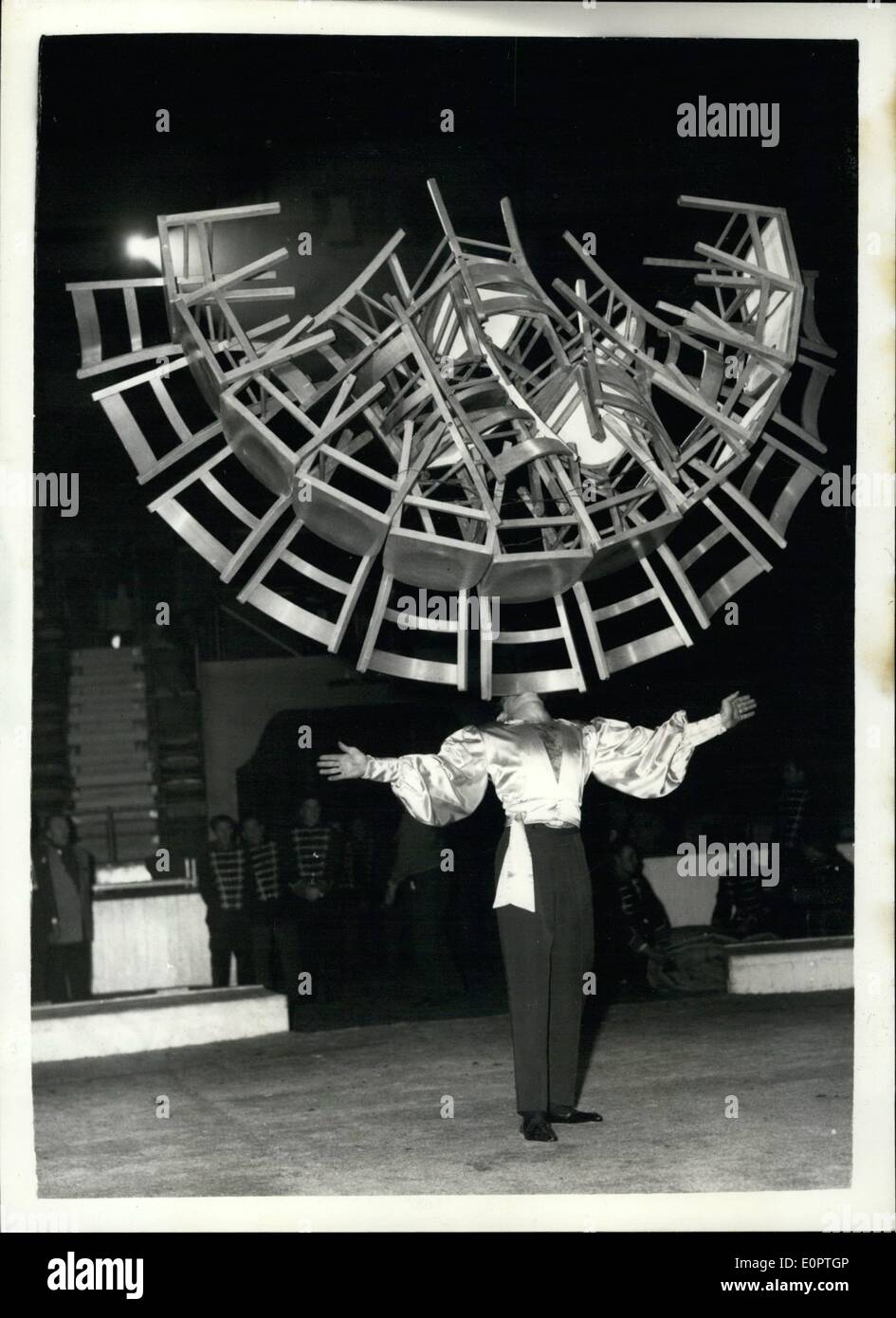 Il 12 Dic. 1956 - Prove abito di Tom Arnold il Circus a Harringay; Mostra fotografica di Fred Lony, di Lettonia visto durante la sua sedia bilanciamento atto. Nel suo acciaio come ganasce egli saldi venti due sedie, ciascuno del peso di nove libbre. Foto Stock