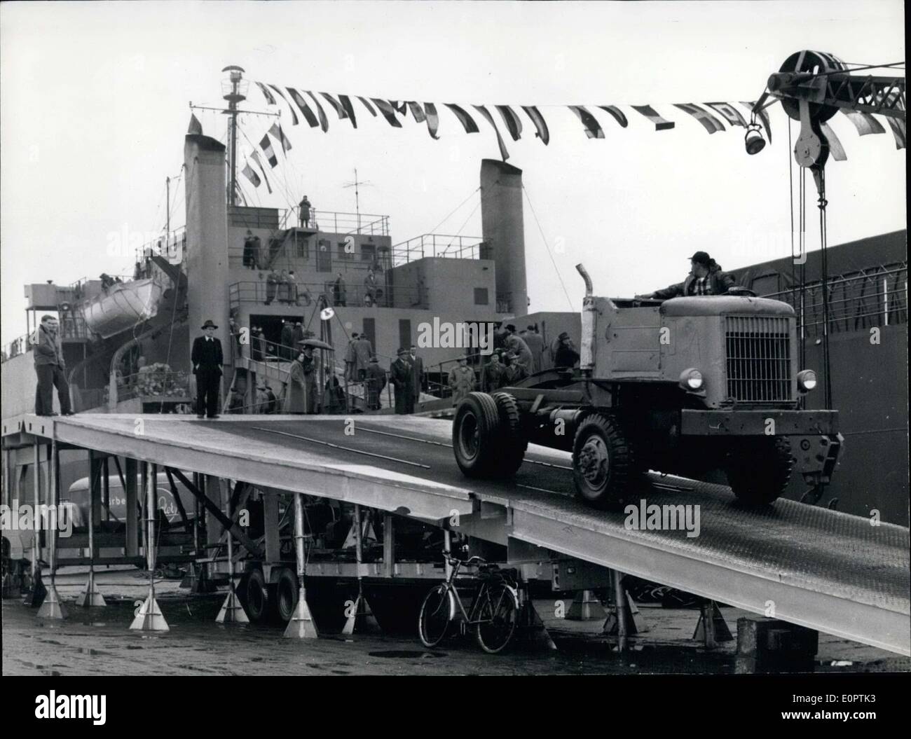 Febbraio 10, 1957 - Merci di casa in casa oltre oceano. Il più grande e il più veloce a rimorchio spedizione in tutto il mondo sono arrivati a Bremerhaven dagli USA. Esso è il ''Carib regina.'' è stato caricato con merci provenienti da varie parti degli Stati Uniti d'America. Qui illustrato è la nave merci venga scaricato. Foto Stock