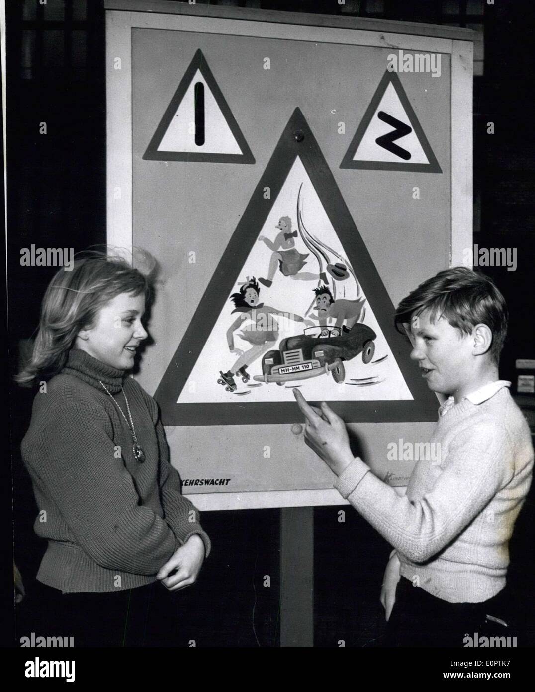 Febbraio 11, 1957 - è stato inventato in Amburgo, di recente. Il disegno ralistic dovrebbe impedire che i ragazzi e le ragazze formano temerario in esecuzione nelle strade quando si lascia il schoolyard. Foto Stock
