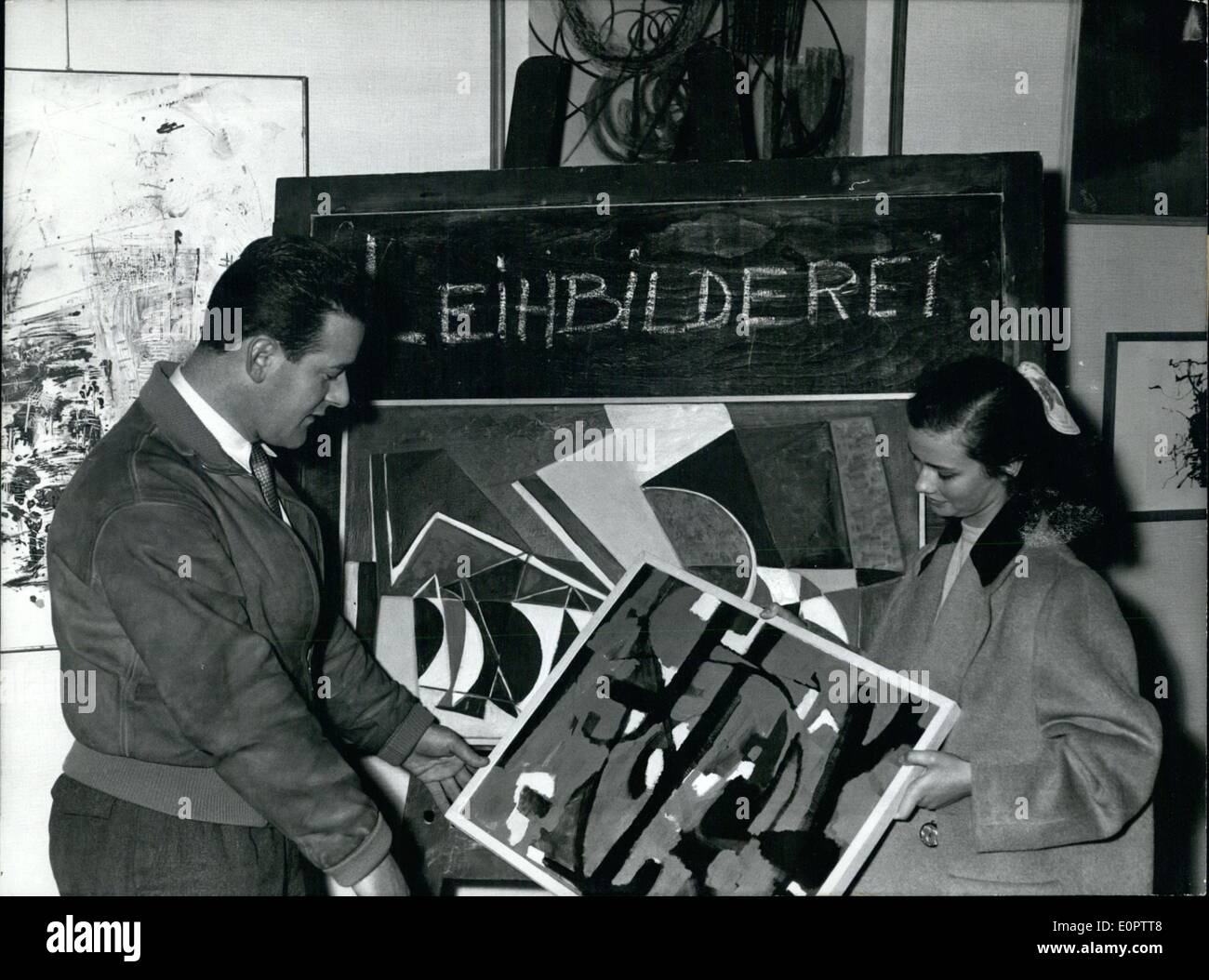 01 gennaio 1957 - dipinti a noleggio. È una novità a Duseldorf. Tutti sono in grado di ottenere dipinti moderni per la sua casa, pagando un affitto mensile. Foto Stock