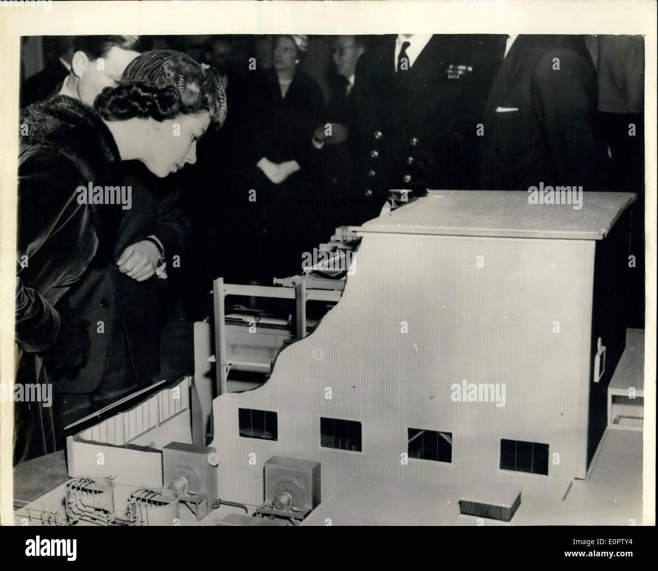Mar 01, 1957 - H.M. La regina paga visita a Harwell... Il reattore di ricerca modello. H.M. La regina e il Duca di Edimburgo ha pagato una visita all'energia atomica di attività di ricerca Stabilimento di Harwell, Herks, oggi dove hanno visto i più recenti sviluppi nella ricerca da parte di scienziati inglesi nell'applicazione industriale del nucleare. Keystone Foto Mostra:- H.M. La regina appare in un modello di sito del reattore di ricerca Lido durante la visita di Harwell oggi. Foto Stock