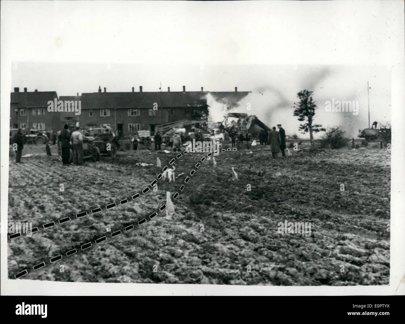 Mar 03, 1957 - Twenty-Two persone uccise in Viscount aereo di linea Crash.:ventidue persone hanno perso la vita quando un B.E.A. Il visconte aereo di linea si è schiantato in case a Wythenshawe, nr. Manchester ieri. La macchina era venuta a terra a Ringway airfield - dopo un volo di routine da Rotterdam.. Il relitto scoppiò in fiamme sul crash. Mostra fotografica di vista che mostra i corsi presi dal piano che si è schiantato in campo e su nelle case a Wythenshawe, Manchester, ieri. Foto Stock