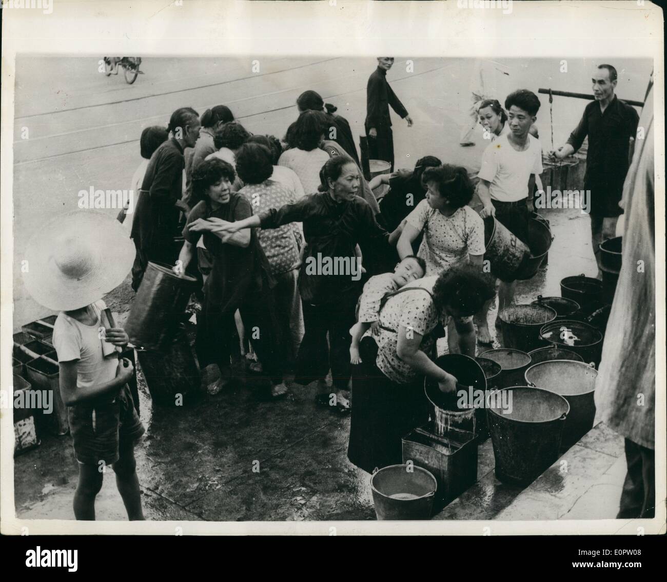 Mar 03, 1957 - Le donne di lotta a Hong Kong il razionamento acqua punto : Una scena comune di Hong Kong in un razionamento acqua punto. Combatte Foto Stock