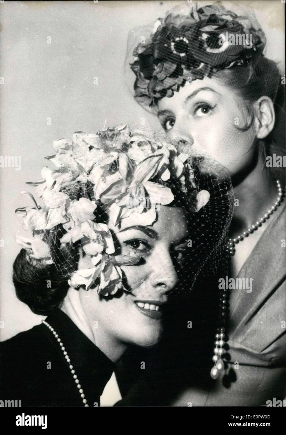 Mar 03, 1957 - Parigi hat stili per la primavera e l'estate 1957: Parigi modista Jean Tess presenta queste due cappelli in materiali naturali Foto Stock