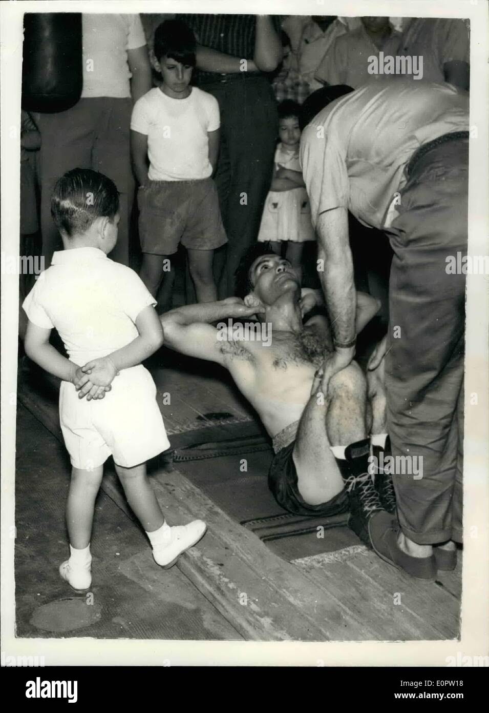 Mar 03, 1957 - Pascual Perez in formazione per il titolo mondiale in concorso con la Dai dower. Campione del Mondo Pascual Perez del argentina Foto Stock