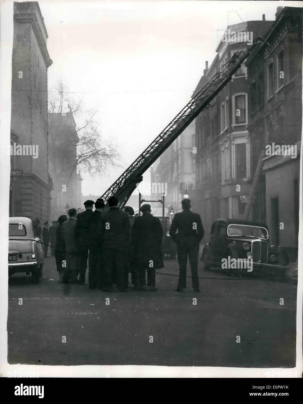 Mar 03, 1957 - Sette ore di assedio di Notting Hill House. L'uomo prese di distanza dopo la lotta. Scotland Yard chiamato esercito in gas lacrimogeni esperti per fumo fuori un uomo che si era asserragliato in ahouse a Shrewsbury Road, Westbourne Park, Notting Hill... L'uomo ha dato se stesso ed è stato portato via dalla polizia. In precedenza P.C. Charles Stocker è stato pugnalato in il torace e la testa fuori di casa... Egli è stato preso a Paddington Hospital e le sue ferite sono state cucite. Il suo cane tracker è stato anche ucciso Foto Stock
