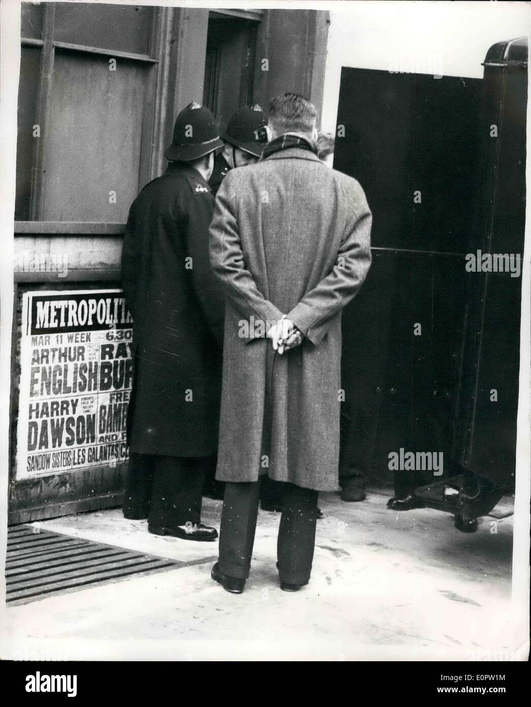 Mar 03, 1957 - Sette ore di assedio di Notting Hill House. L'uomo prese di distanza dopo la lotta. Scotland Yard chiamato esercito in gas lacrimogeni esperti per fumo fuori un uomo che si era asserragliato in ahouse a Shrewsbury Road, Westbourne Park, Notting Hill... L'uomo ha dato se stesso ed è stato portato via dalla polizia. In precedenza P.C. Charles Stocker è stato pugnalato in il torace e la testa fuori di casa... Egli è stato preso a Paddington Hospital e le sue ferite sono state cucite. Il suo cane tracker è stato anche accoltellato. Keystone foto mostra: l uomo è preso dalla casa in un furgone della polizia. Foto Stock