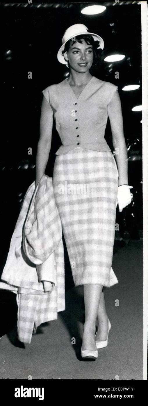 Mar 03, 1957 - La donna più bella del mondo: 23 anni studente Tedesco Petra Schurmann arrivato con qualche altro europeo Beauty Queens a Monaco di Baviera per un paio di sfilate di moda. Qui puoi vedere la sua in un ambiente chic Wollen Complet. Foto Stock