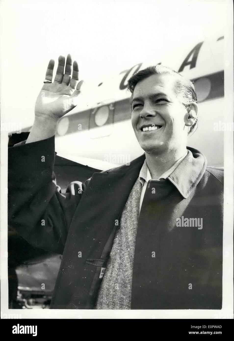 Mar 03, 1957 - Johnnie ray arriva: La foto mostra il famoso crooner, Johnnie Ray, raffigurato all aeroporto di Londra ieri su arrivò dall'America per tre settimane di tour provinciale e due settimane di stagione al London Palladium. Foto Stock