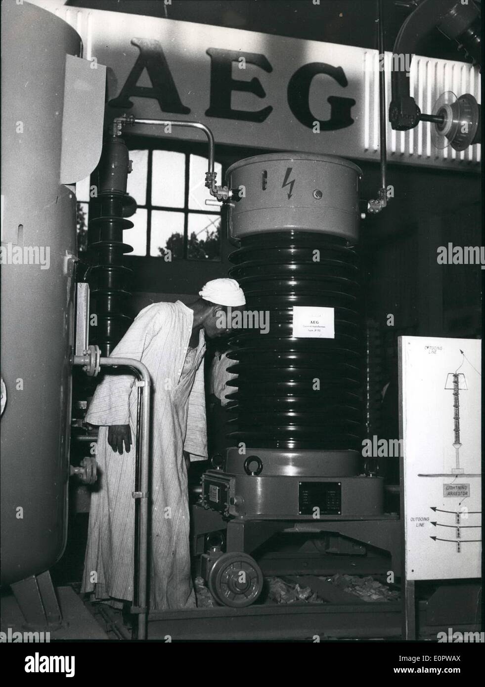 Mar 03, 1957 - Attenzione, alta tensione: il tedesco della esposizione industriale a Il Cairo - ancora aperta fino al 3 aprile - ha attirato un gran numero di visitatori. Gli Arabi erano molto interessati al prodotto tedesco. La figura mostra il passaggio completo - scheda per alta tensione. A sinistra del trasformatore di corrente di un interessato arabo. Foto Stock