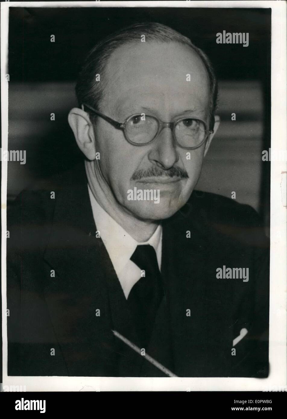 Mar 03, 1957 - Signore Salisbury si dimette.: Signore Salisbury, signore Presidente del Consiglio e il leader della Camera dei Lords, ha rassegnato le proprie dimissioni dal governo. Signore di Salisbury, chi è 63, si oppone alla decisione del governo di rilasciare l Arcivescovo Makarios dall esilio. La foto mostra il signore di Salisbury, che ha rassegnato le dimissioni dal governo. Foto Stock