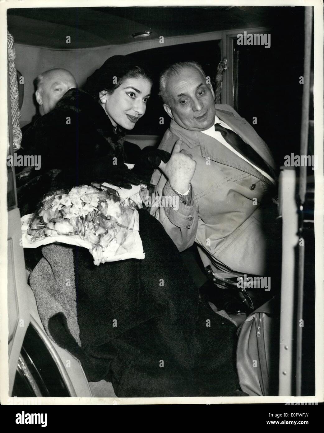 Gen 01, 1957 - Il mondo del soprano stormiest arriva a Londra.: il mondo soprano stormiest, Maria Callas, arrivato a Londra ieri da New York. Il soprano Great-American ha volato a Londra per due esecuzioni di ''Norma'' presso la Royal Opera House Covent Garden. Mostra fotografica di Maria Callas nella foto con suo marito, all'arrivo all'Aeroporto di Londra ieri. Foto Stock