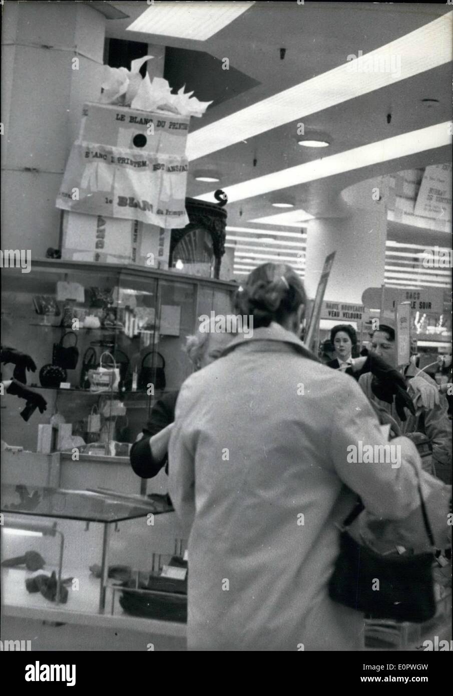 Gen 01, 1957 - Guerra su taccheggiatori: TV per individuare i ladri: Printemps, la famosa Paris department store, ha ora un nuovo dispositivo per la lotta contro il taccheggio. Un piccolo T.V. fotocamera è mimetizzato tra le merci in negozio. Esso è collegato con un ricevitore installato in una cabina. Un detective speciale osserva sullo schermo del ricevitore tutto quello che sta succedendo nei diversi reparti e relazioni in una volta qualcosa di 'pesce' egli vede in negozio. La foto mostra una vista parziale del magazzino. Il cerchio nero al centro della scatola bianca sulla parte superiore di un ripiano è la telecamera nascosta. Foto Stock