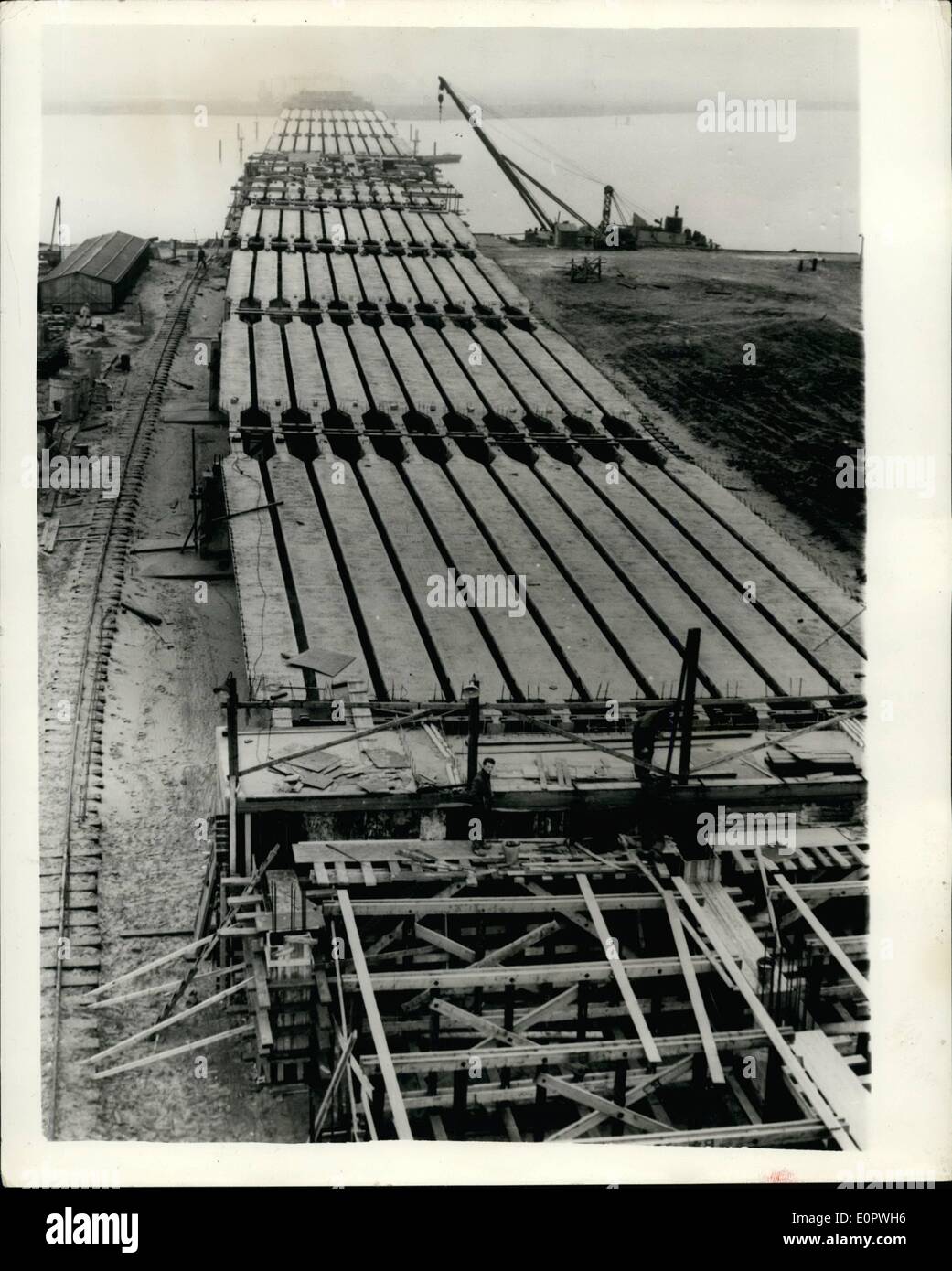 Gen 01, 1957 - Nuovo ponte in costruzione in tutta l'Suydersea: un nuovo enorme ponte è ora in costruzione in tutta la parte meridionale della Ijaselmeer, ex Suydersea, nei pressi di Amsterdam. Il ponte sarà 825 metri lungo e avrà un motore stradale di 7.5 metri di larghezza e tre metri di pista ciclabile. Con la sola eccezione di una sezione centrale di un 100 metri di prua acciaio-bridge - il ponte è di cemento speciale. La foto mostra vista generale che mostra il ponte in costruzione. Foto Stock