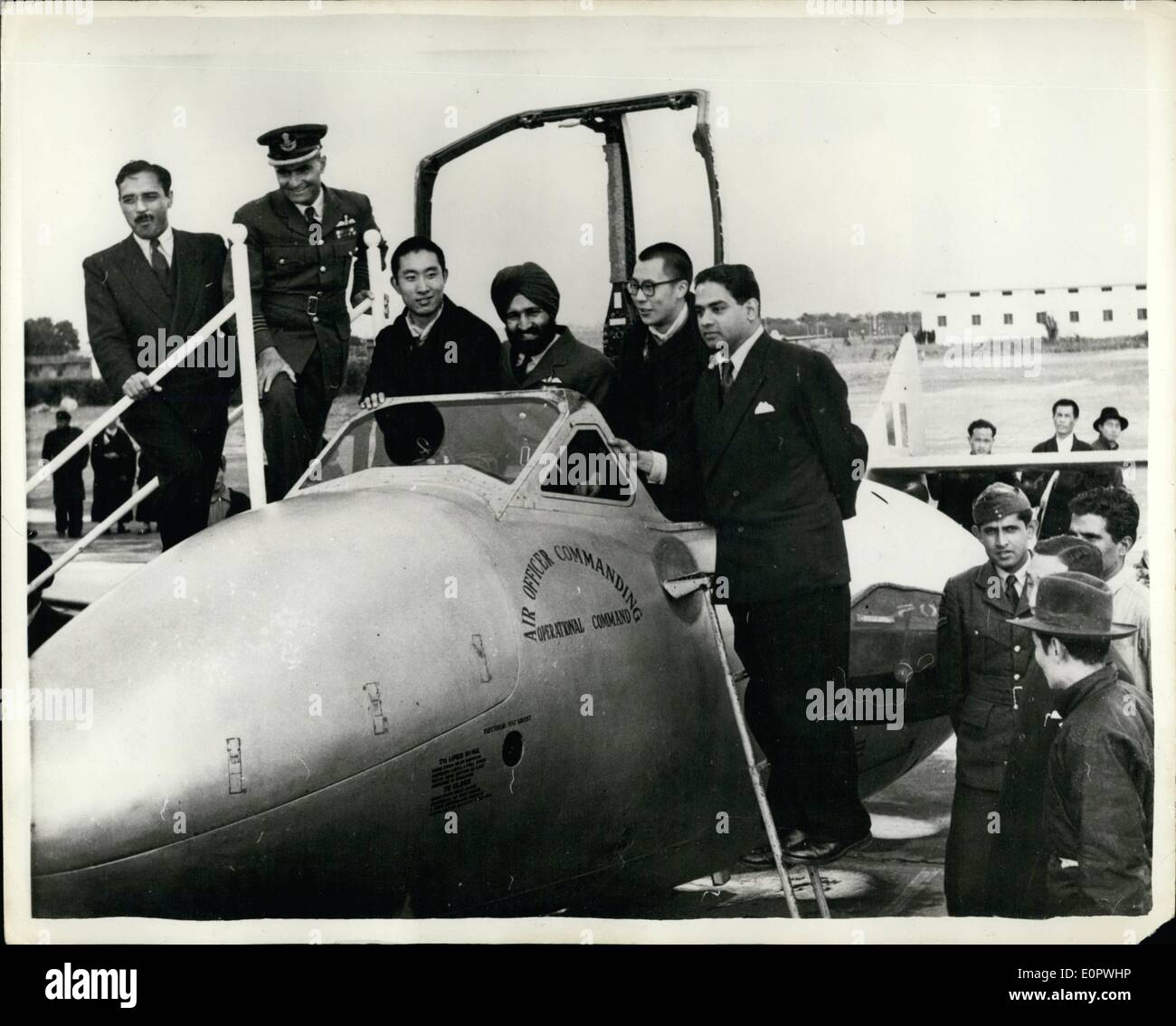 Gen 01, 1957 - Il Dalai e Panchen Lama visita Indian Air Force Station - New Delhi.: il Dalai Lama e il Panchen Lama del Tibet che sono in visita ufficiale in India di recente è andato per un giro di ispezione della forza aerea indiana Station - New Delhi. La foto mostra il Dalai Lama (indossando occhiali) con il terzo da sinistra il Panchen Lama nel pozzetto o un jet da combattimento presso la Air Force Station. New Delhi. Nel centro è aria Commodore Arjun Singh. Il sig. P.N. Menon, l'Indiano Console Generale a Lhasa in sulla destra. Foto Stock