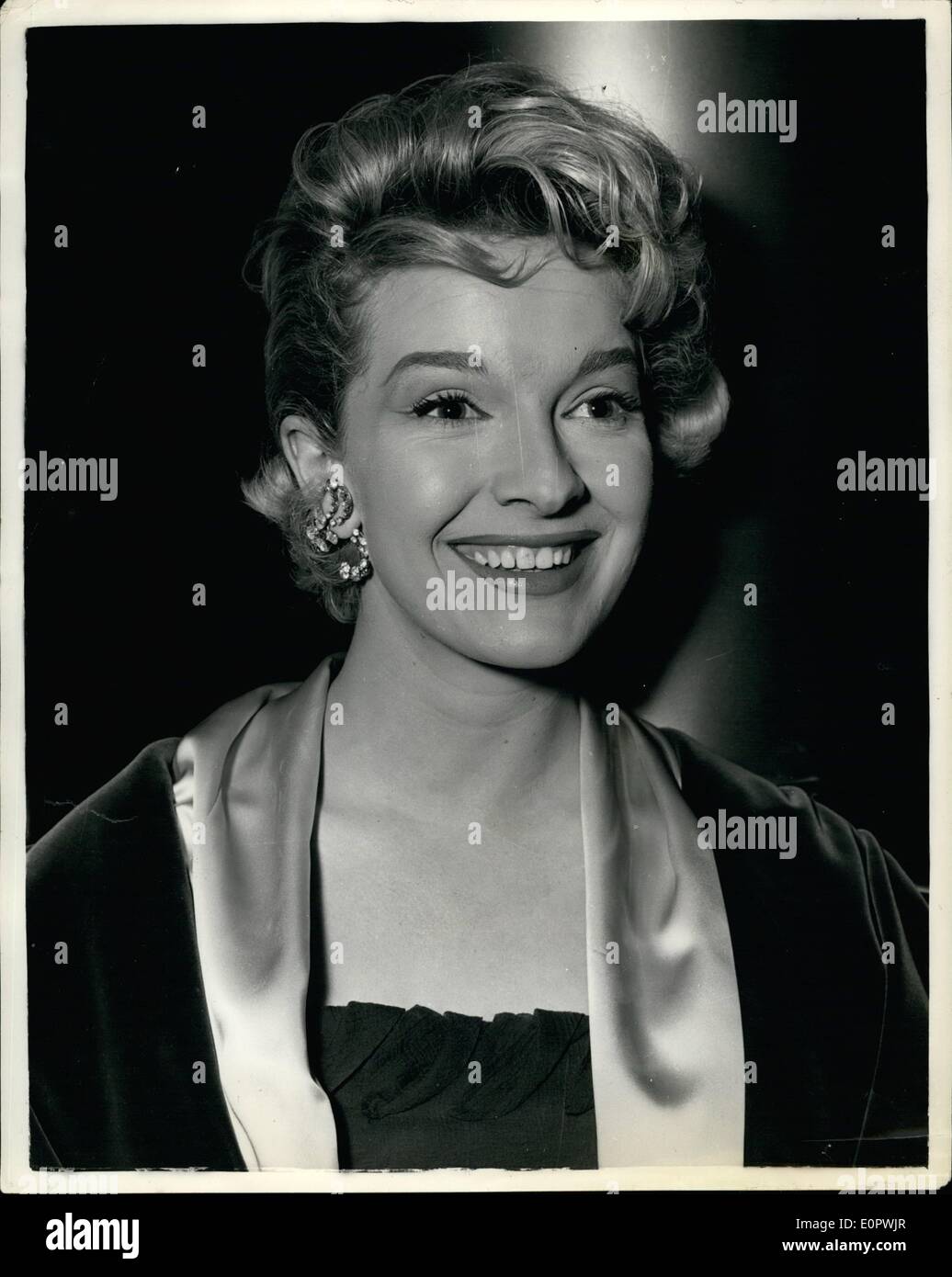 Mar 03, 1957 - Ital un attrice a prima notte: Immagine mostra: Italiano attrice cinematografica, Lisa Gastoni, visto arrivare al Palace Theatre di Londra, la notte scorsa per la prima notte del ''Phedra'', con Edwige Feuillere nel ruolo del titolo. Foto Stock