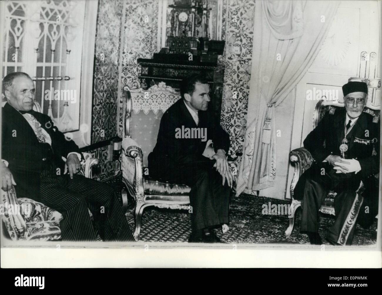 Mar 03, 1957 - Il Sig. Nixon a Tunisi: U.S. Vicepresidente Nixon era la valutazione del Bey di Tunisi in occasione dell anniversario dell indipendenza concessi alla Tunisia. La foto mostra il signor Nixon visto con il Bey. Sulla destra la Tunisia il Primo ministro, Bourguina. Foto Stock