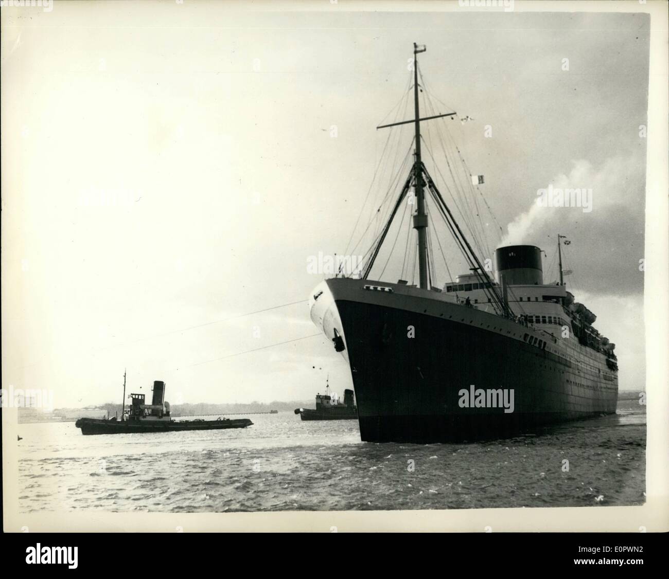 Mar 03, 1957 - la S.S. Il Castello di Edimburgo lascia Southampton - a dispetto del divieto di sciopero. Keystone Mostra fotografica di:- la S.S. Il Castello di Edimburgo si vede quando ha lasciato Southampton. Ella ha lasciato nonostante il divieto da parte dei lavoratori portuali - a causa dello sciopero dei lavoratori della costruzione navale. Foto Stock