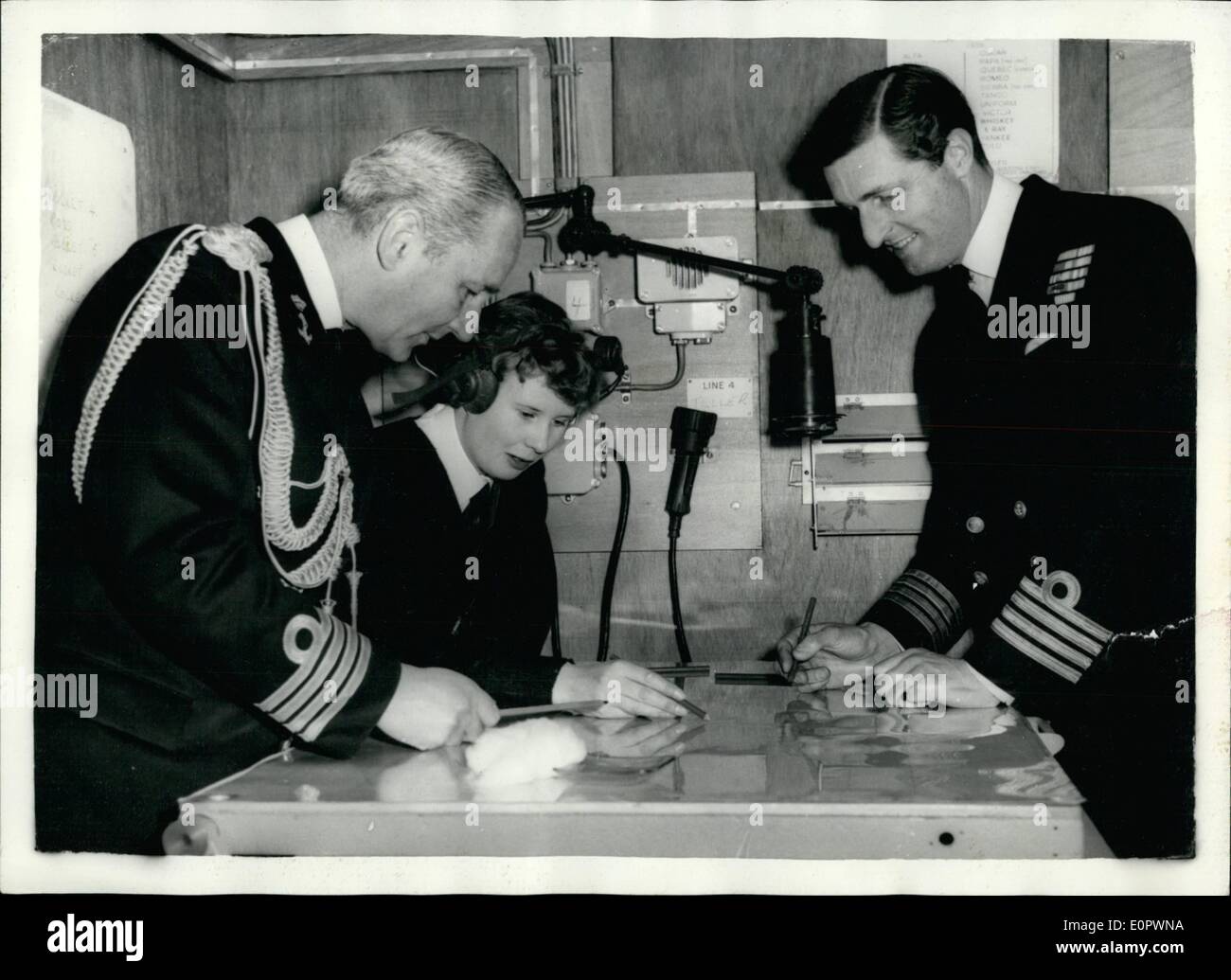 Mar 03, 1957 - Battaglie'' in aula. Visitatore dal Paesi Bassi.: La velocità di azione tattica di insegnante di cui 'sea battaglie'' può essere condotta da cubicoli in aula è stato aperto presso il Royal Naval Tactical Scuola Woolwich oggi. Il maestro costi tra &pound;250.000 e &pound;300.000. La foto mostra in uno dei cubicoli - partecipante Capt. Lombard Hobson (destra) guarda mentre Wren Plotter Judith Brading tenute un "battaglia" - per il beneficio del visitatore Capt. Van Boetzelager dei Paesi Bassi dopo l'apertura del tactical insegnante a Woolwich oggi. Foto Stock
