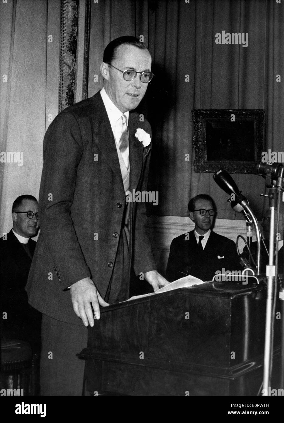 Prince Bernhard parlando all'apertura di un istituto olandese Foto Stock