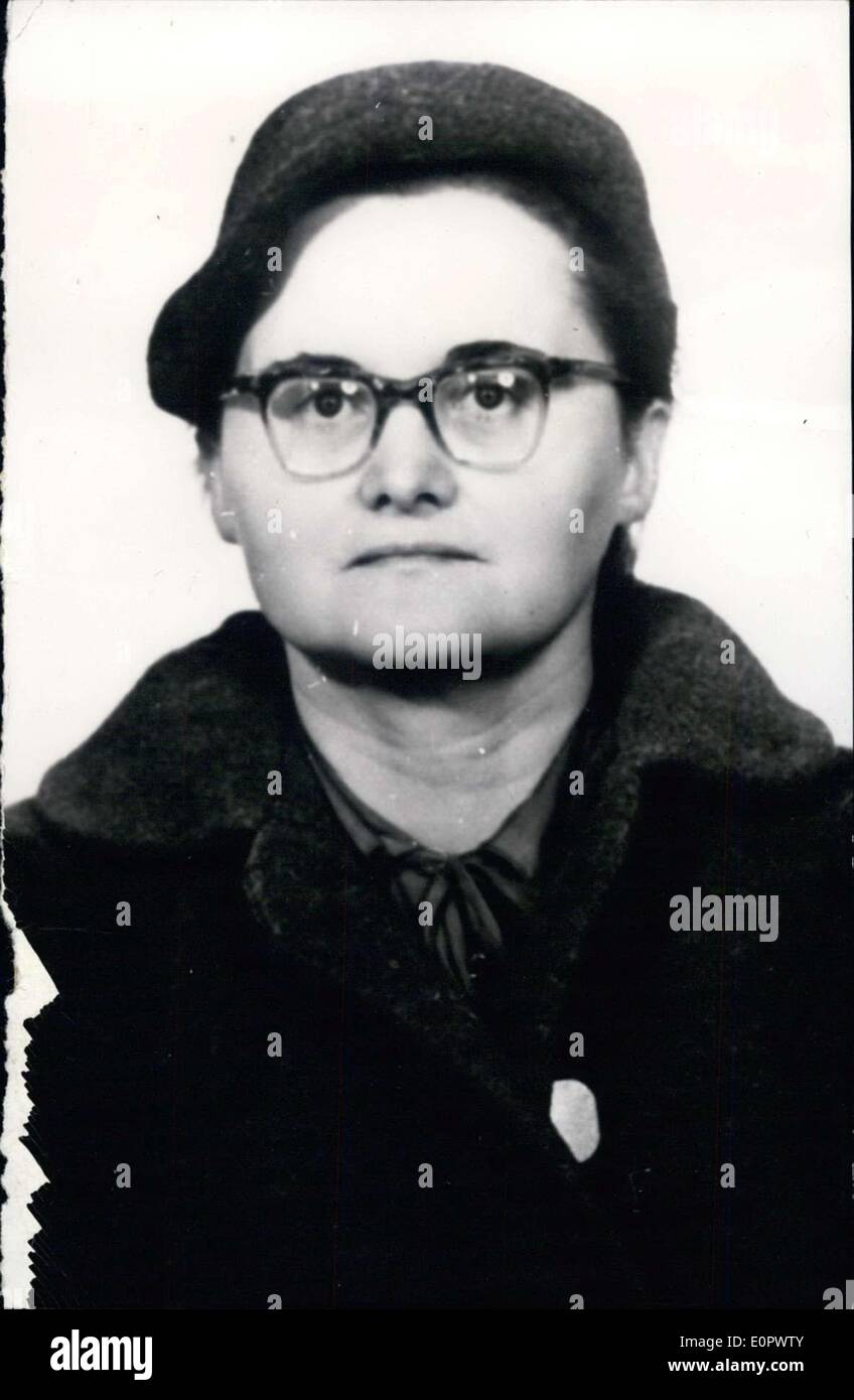 14 gennaio 1957 - ha un veleno a Berlino Ovest schoolboy?:un 16-anno-vecchio scolaro, Tilmann Zweyer,collassato in strada lo scorso novembre e morto.non aveva mangiato da un dolce che ha trovato in un sacchetto di carta al di fuori dei suoi genitori home.Jt è stata indirizzata a ''Till''. Ora West berlinese Sqad omicidio affermano che Frau Stefanie Burgmann ha un 49-anno-vecchia donna, che gestisce la farmacia di un noto ospedale, commesso il crimine.sapeva che i ragazzi ben familiare.Il suo stipendio mensile è stato di oltre 1.000-DM(L 85) Foto Stock