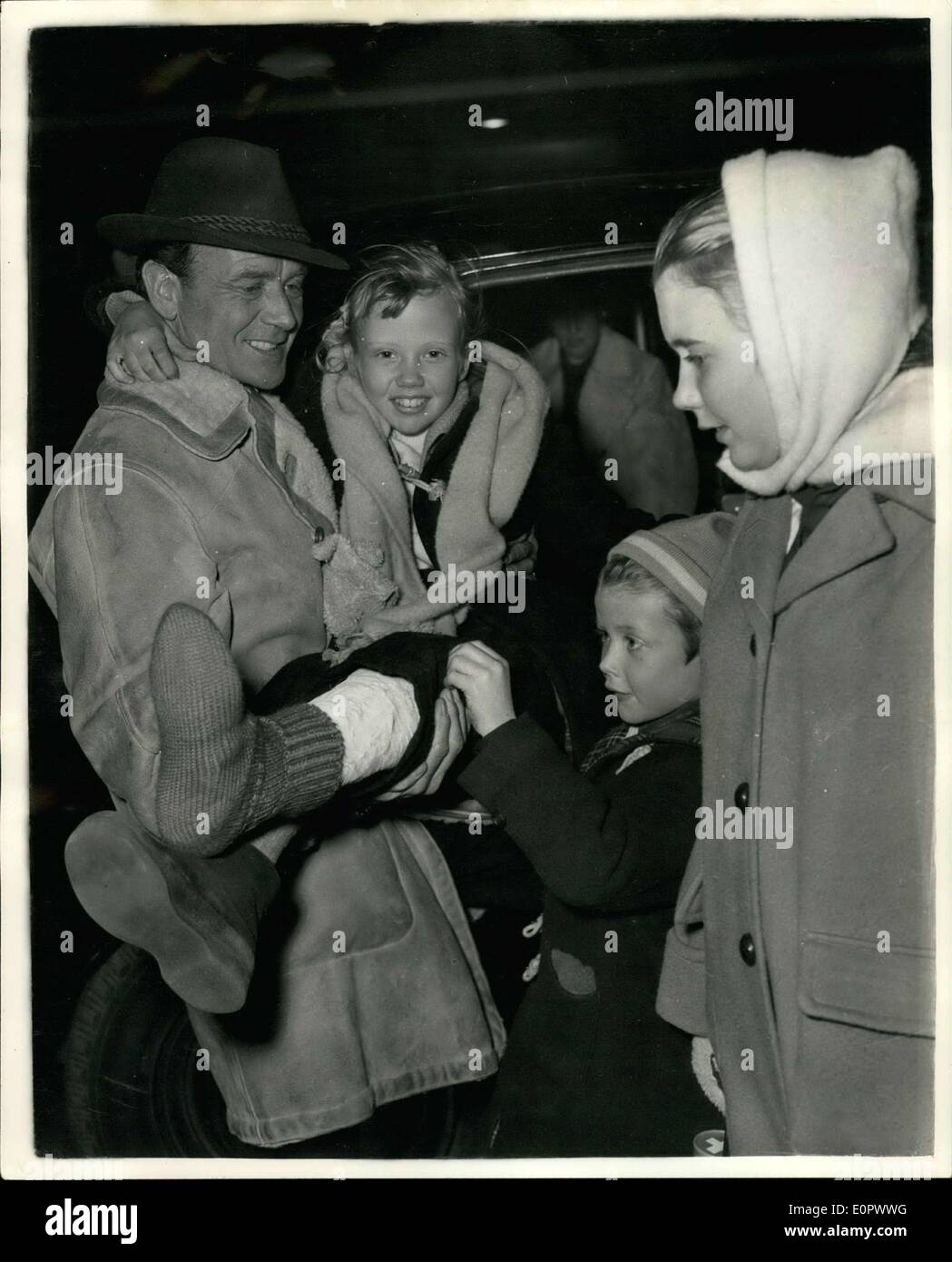 Gen 19, 1957 - John Mills porta la figlia dal piano. Film di star John Mills aveva a portare la sua figlia, Hayley off il velivolo Foto Stock