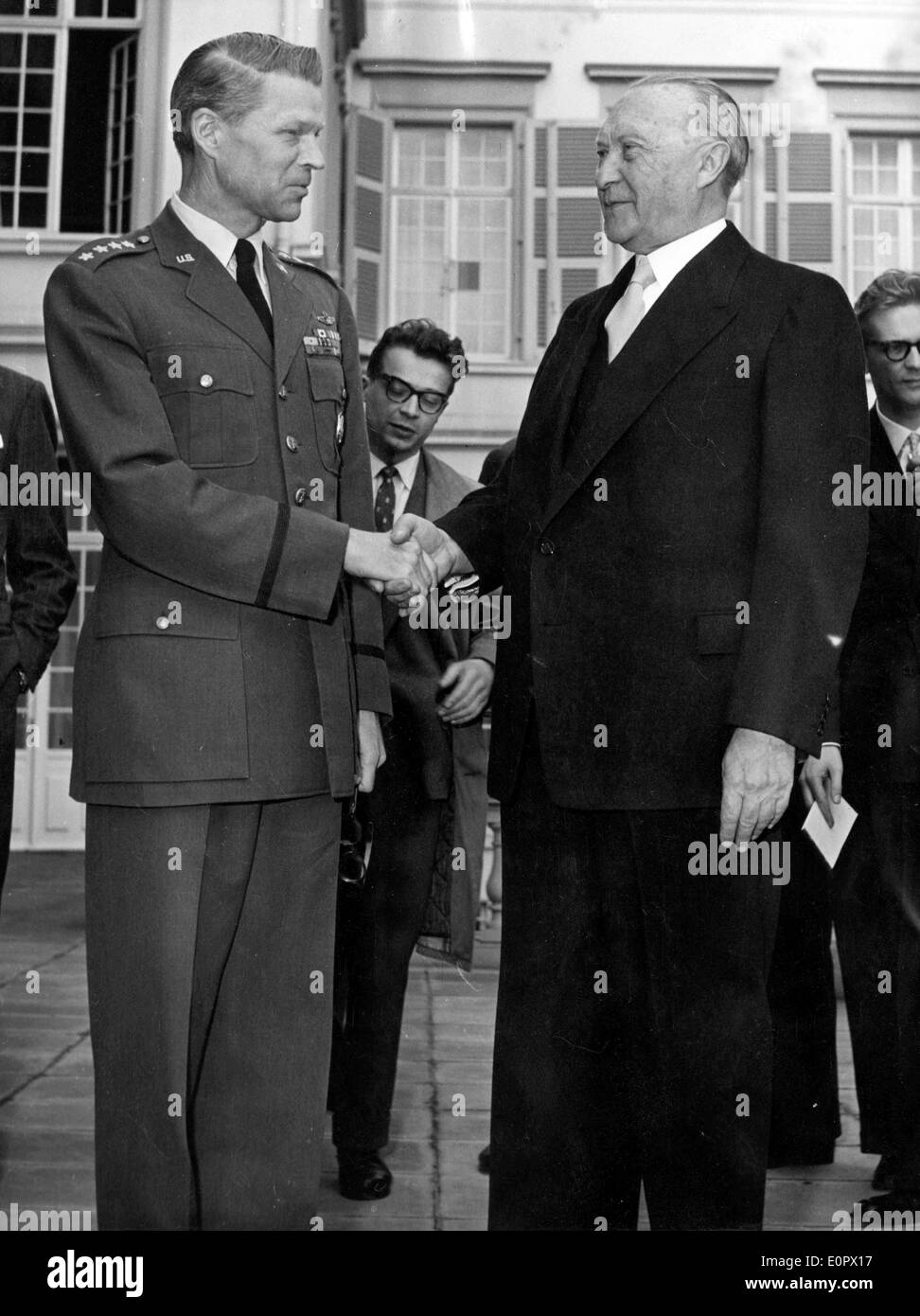 Dottor Konrad Adenauer con un comandante della NATO Foto Stock