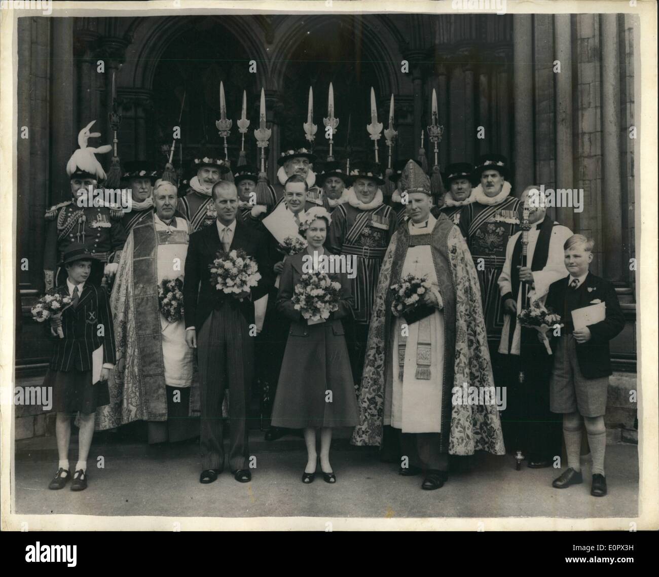 Apr. 04, 1957 - della Regina e del Principe Filippo distribuire denaro Maundy presso San Albans-Abbey per la prima volta: gli anziani e i bisognosi folk di San Albana ha ricevuto il Royal Maundy denaro dalla regina oggi la prima volta dal Charles ''11'' è regnare che questa antica cerimonia è stato tenuto al di fuori di Londra. Di solito è tenuto a Westminster Abbey. La foto mostra la regina Elisabetta e il Principe Filippo con funzionari e Yeomen, dopo la distribuzione da parte di Sua Maestà della tradizionale Royal Maundy denaro a St Albans Abbey oggi Foto Stock