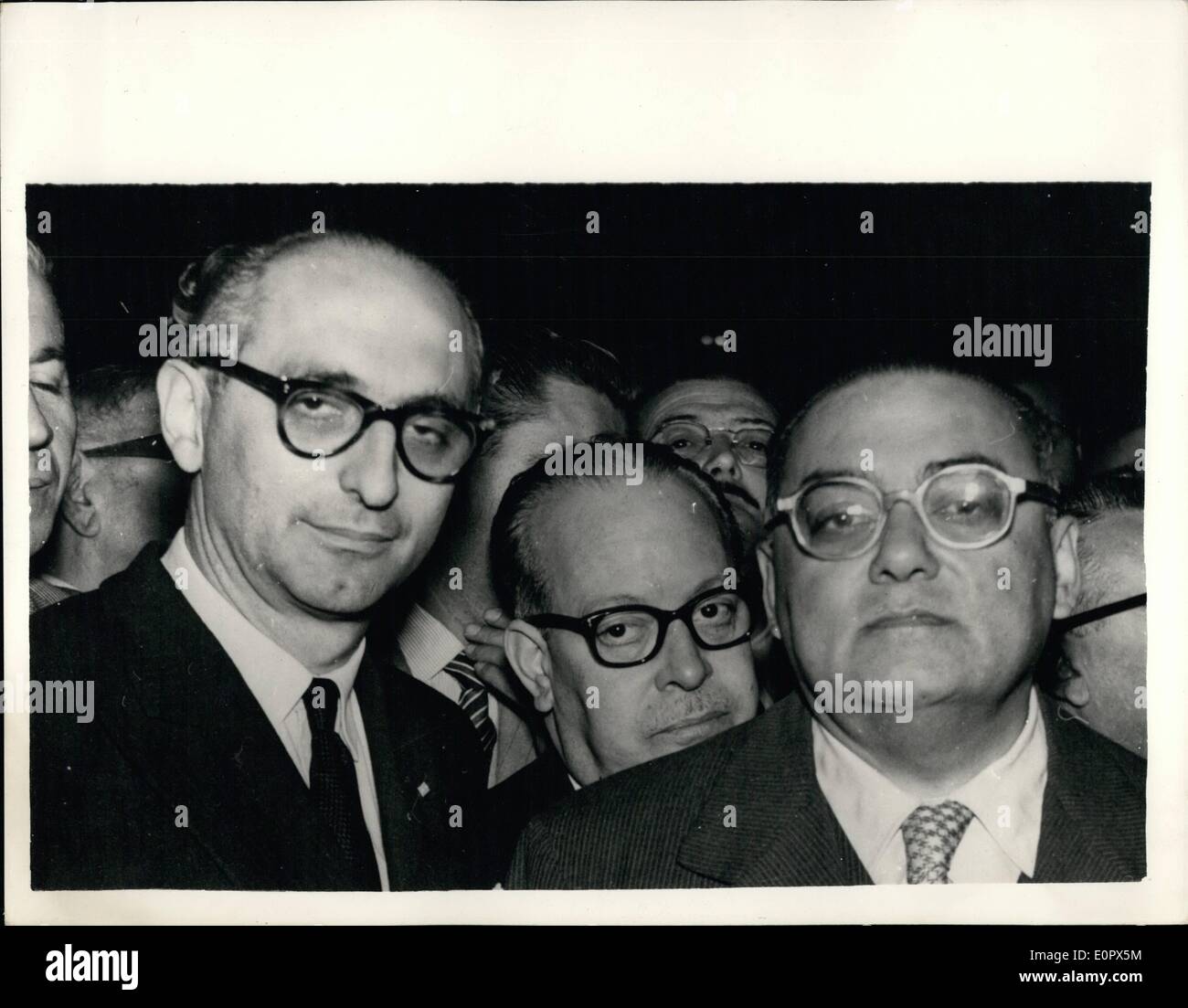 Apr. 04, 1957 - Egli può essere futuro Presidente dell'Argentina: Per la prima volta poiché il governo peronista, un pre-riunione elettorale si è tenuto a Buenos Aires di recente per il Partito Radicale (intransigente che è un ala del Partito radicale). È il partito di opposizione del reale governo rivoluzionario di più conservatore di tendenza. Ci sono più possibili candidati in questo partito per la Presidenza e la riunione si è svolta sotto la pioggia battente, nonostante che non vi è stata una grande partecipazione. La foto mostra il candidato più probabile per la Presidenza, visto alla riunione. Essi sono Dr Foto Stock