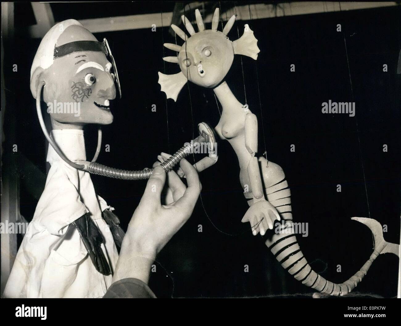 Apr. 04, 1957 - Avete mai sentito battere il cuore di una fanciulla del mare? : La commerciale Scuola d'Arte a Braunschweig mostra una mostra nel Museo Comunale di loro studenti creazioni. La parte più interessante della mostra è il dipartimento di burattini, dove gli studenti avevano combinato il tradizionale con l'arte moderna interpretazione. Foto Stock