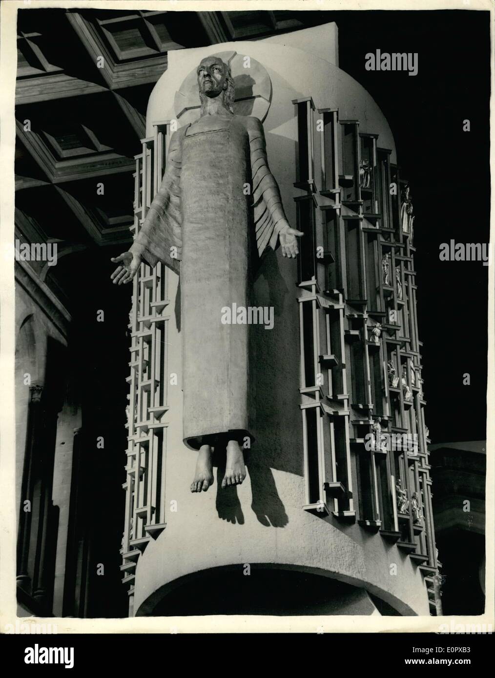 Apr. 04, 1957 - Nuovo virus di Epstein statua svelata al Llandaff Cathedral. Dedidation di Cristo - in alluminio. Il restaurato navata della Cattedrale Liandaff che è stato danneggiato da una terra mente nel 1941 - è stato quello di essere visto questo pomeriggio e il lavoro più recente da Sir Jacob Epstein - a 16 ft. alluminio statua del Cristo è stato svelato che è stato impostato in un grande arco costruito attraverso la navata. Il lavoro viene denominato ''l'majestas". Foto mostra la vista della gigantesca statua di Cristo - a Liandaff oggi Cattedrale. Foto Stock