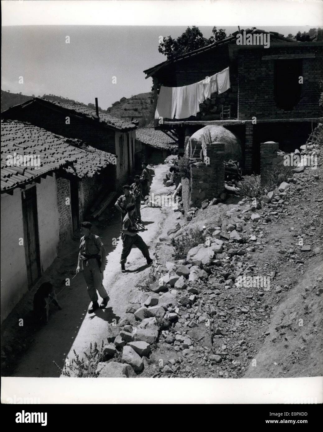 Apr. 04, 1957 - Un villaggio ricerca in corso da truppe britanniche a Cipro. Un tracker cane è utilizzato, e costante guardare mantenuta. Foto Stock