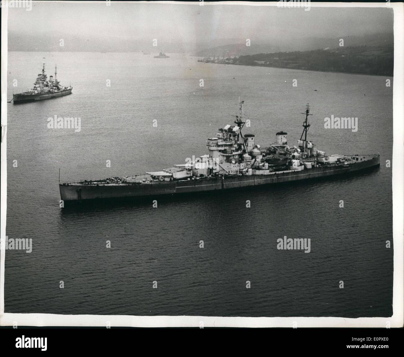 Apr. 05, 1957 - Grandi navi della Royal Navy per breakers cantiere. Cambiamento più grande mai nella politica militare: molti grandi navi della Royal Navy compresi HMS King George V. e sua sorella nave HMS. Anson e il Duca di York sono tra i molti che vivono a ancoraggio in corrispondenza Gareloch sul fiume Clyde pronto per gli interruttori cantiere. Essi sono stati condannati dal Libro bianco sulla difesa che segnali il più grande cambiamento nella politica militare mai realizzata in tempi normali. La foto mostra alcune della falena flotta a sfera giacente in Gareloch sul fiume Clyde Foto Stock