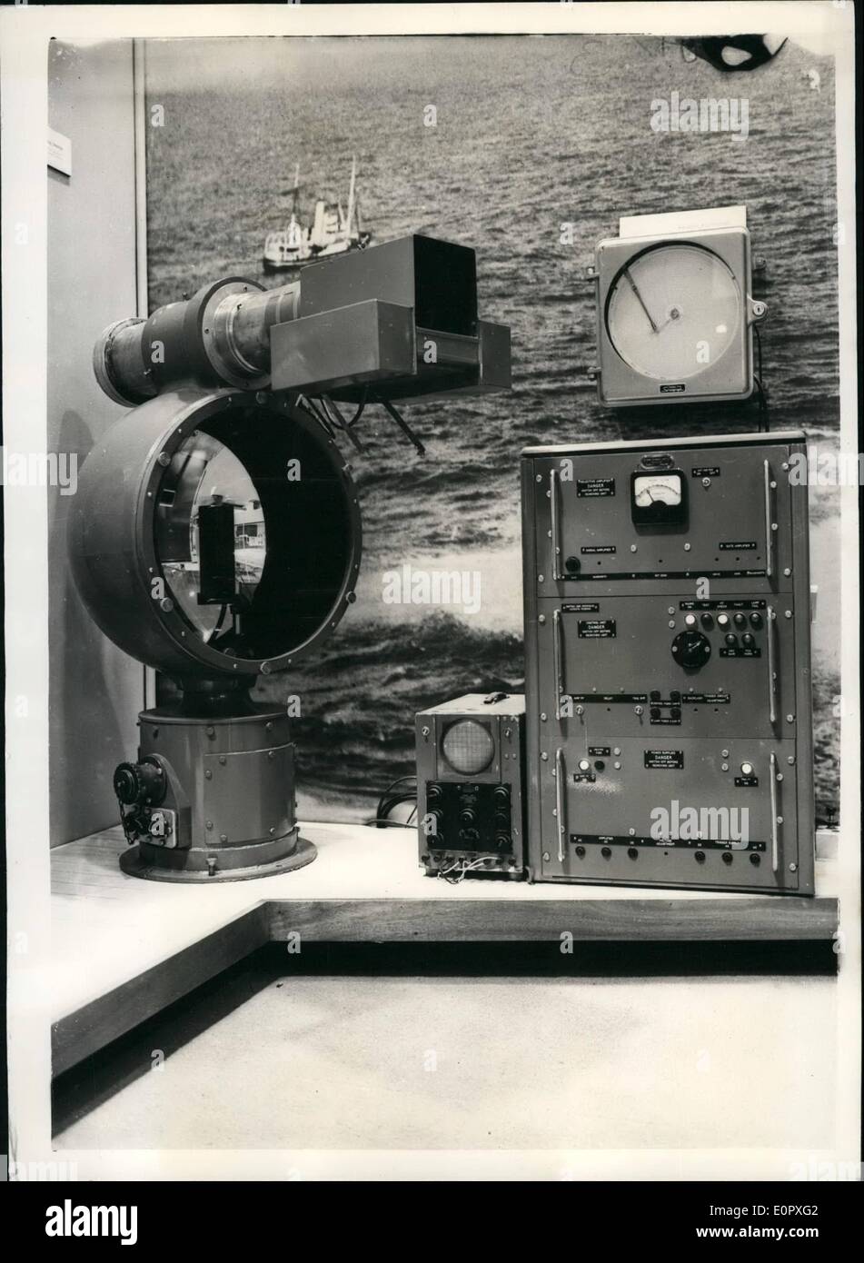 Apr. 04, 1957 - Ingegneri Elettrici mostra aperta automatico di rilevamento della nebbia Unità: Ingegneri elettronici mostre si è aperto questa mattina a Earls Court. La foto mostra un sistema automatico di rilevamento della nebbia unità prodotta dai sigg. Possibilità di pietra Ltd. Essa ha una proiezione del fascio fino a dieci degli esuli - per il rilevamento della nebbia cinghie - e il costo .500 - ed è prodotta in virtù di un accordo con la nazionale dello sviluppo della ricerca Corp visto al Salone di questa mattina. Foto Stock