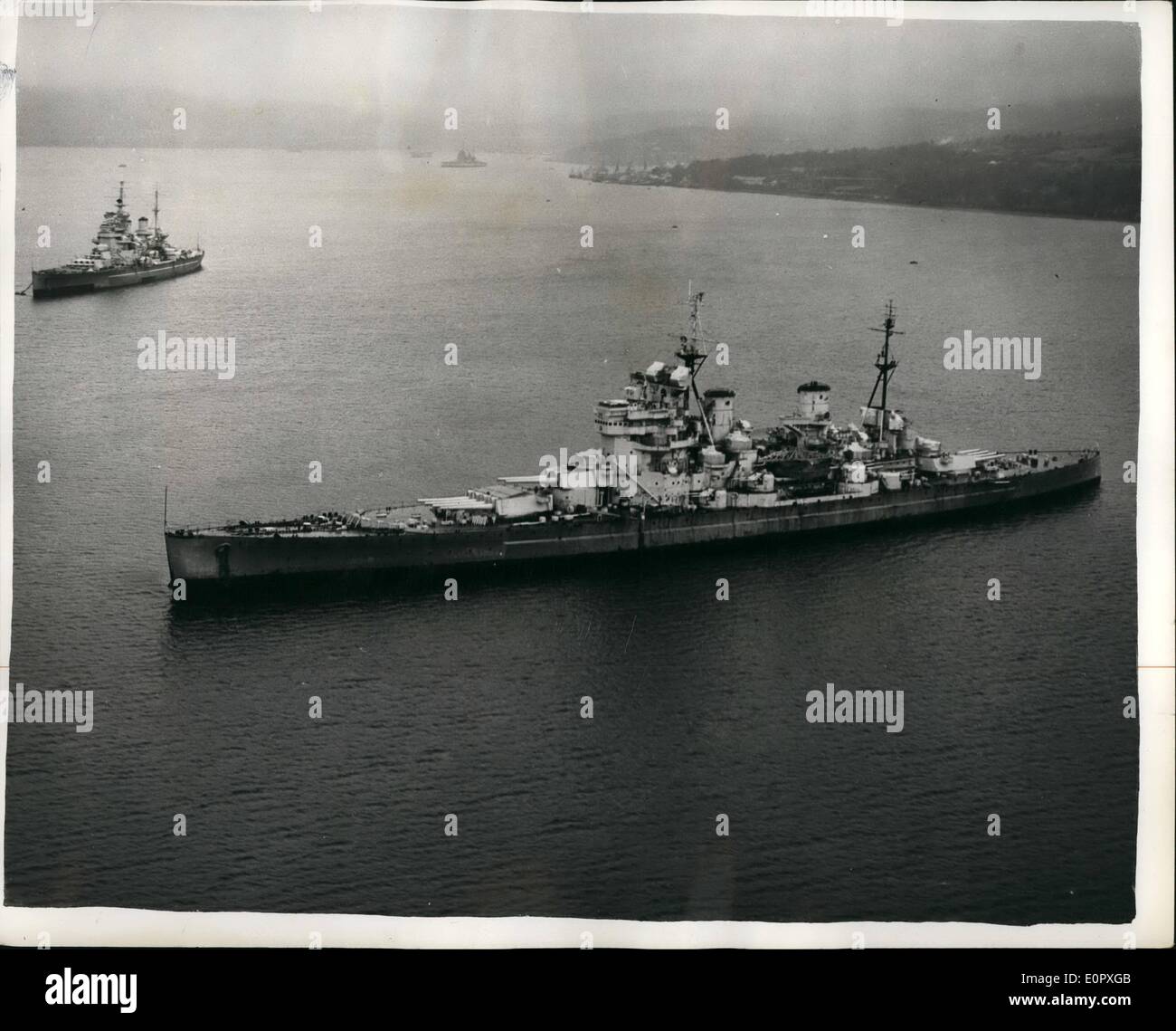 Apr. 04, 1957 - Grandi navi della Royal Navy per breakers cantiere più grande cambiamento di sempre nella politica militare. Molte grandi navi della Royal Navy compresi H.M.S King George V e la nave sorella H.M.S Anson e il Duca di York sono tra i molti giacente in corrispondenza di ancoraggio in corrispondenza Gareloch sul fiume Clyde pronto per gli interruttori cantiere. Essi sono stati condannati dal Libro bianco sulla difesa che segnali il più grande cambiamento nella politica militare mai realizzata in tempi normali. La foto mostra alcune delle 'moth Ball' flotta giacente in Gareloch. sul fiume Clyde . In primo piano è H.M.S Duca di York ; con H.M Foto Stock