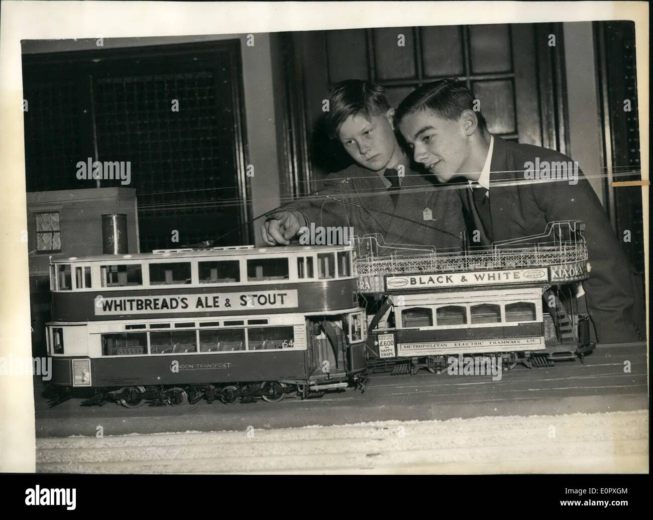 4 aprile 1957 - apertura della mostra di modellini ferroviari antichi tram.: Clive Ewen (10) di Crowthorn, Berks - e Reginald Davis (14) di Streatham - ammirando modelli di (a sinistra) un tram di trasporto di Londra - e sulla destra un antico tram Metropolitan Electric - presso la mostra di modellini ferroviari che si tiene presso Central Hall, Westminster. Foto Stock