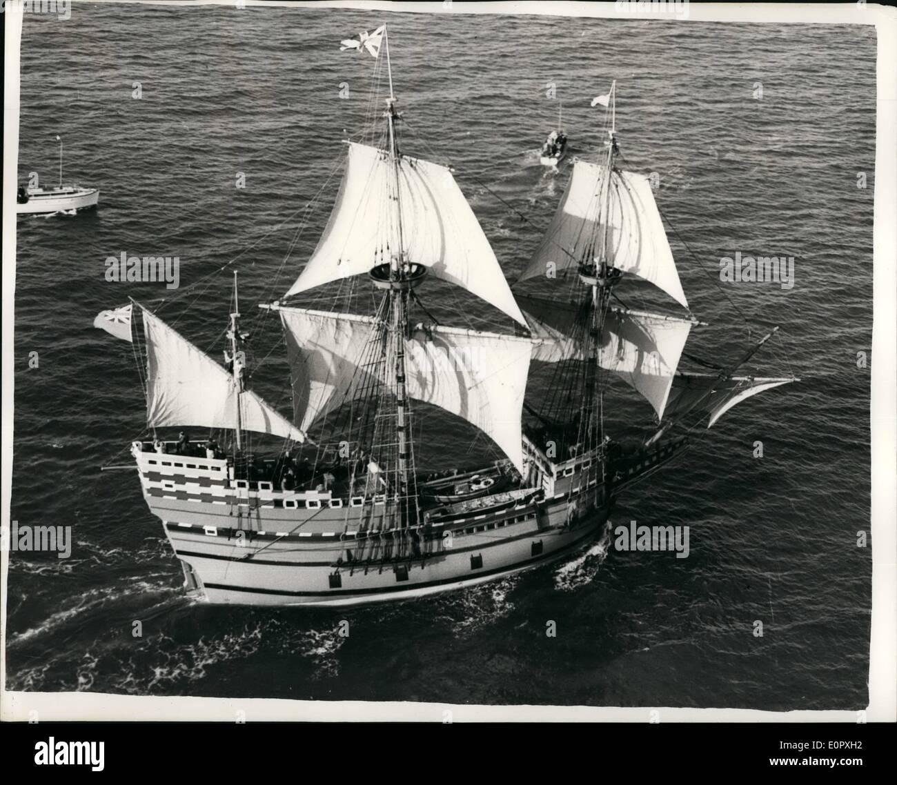 Apr. 04, 1957 - Il Mayflower II sotto la vela finalmente il Mayflower II percorsa interamente sotto la vela per la prima volta ieri quando il suo skipper Comandante Alan Villiers ha preso la nave per la durata di tre ore di viaggio in brixham devon, bay. La replica della nave utilizzata dai Padri pellegrini nel loro cammino storico da Plymouth a Plymouth, Massa nel 1620 si prevede di lasciare a Brixham oggi per Plymouth per la stella di ripetere il viaggio. La foto mostra vista del Mayflower II in Brixham Harbour quando ha viaggiato a pieno una vela per la prima volta ieri. Foto Stock