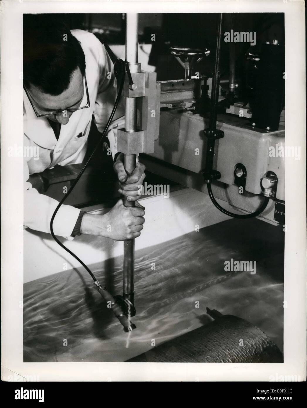 Apr. 04, 1957 - Ispezione del suono sviluppata in Gran Bretagna è un sistema per la prova di materiali chiamato Autosonics. Esso è costituito da una sonda che trasmette il suono nel materiale in una sequenza di impulsi di energia. Gli impulsi, registrati su un tubo a raggi catodici, mostra gli eventuali difetti. I produttori sostengono che una vasta gamma di materiali può essere controllato automaticamente dal sistema con coerenza e precisione dei risultati a velocità molte volte superiori rispetto a quelle possibili con altre tecniche. Mostra immagine:- La sonda è impostato per ispezionare il metallo immerso in acqua. Produttori: Kelvin e Hughes Ltd Foto Stock