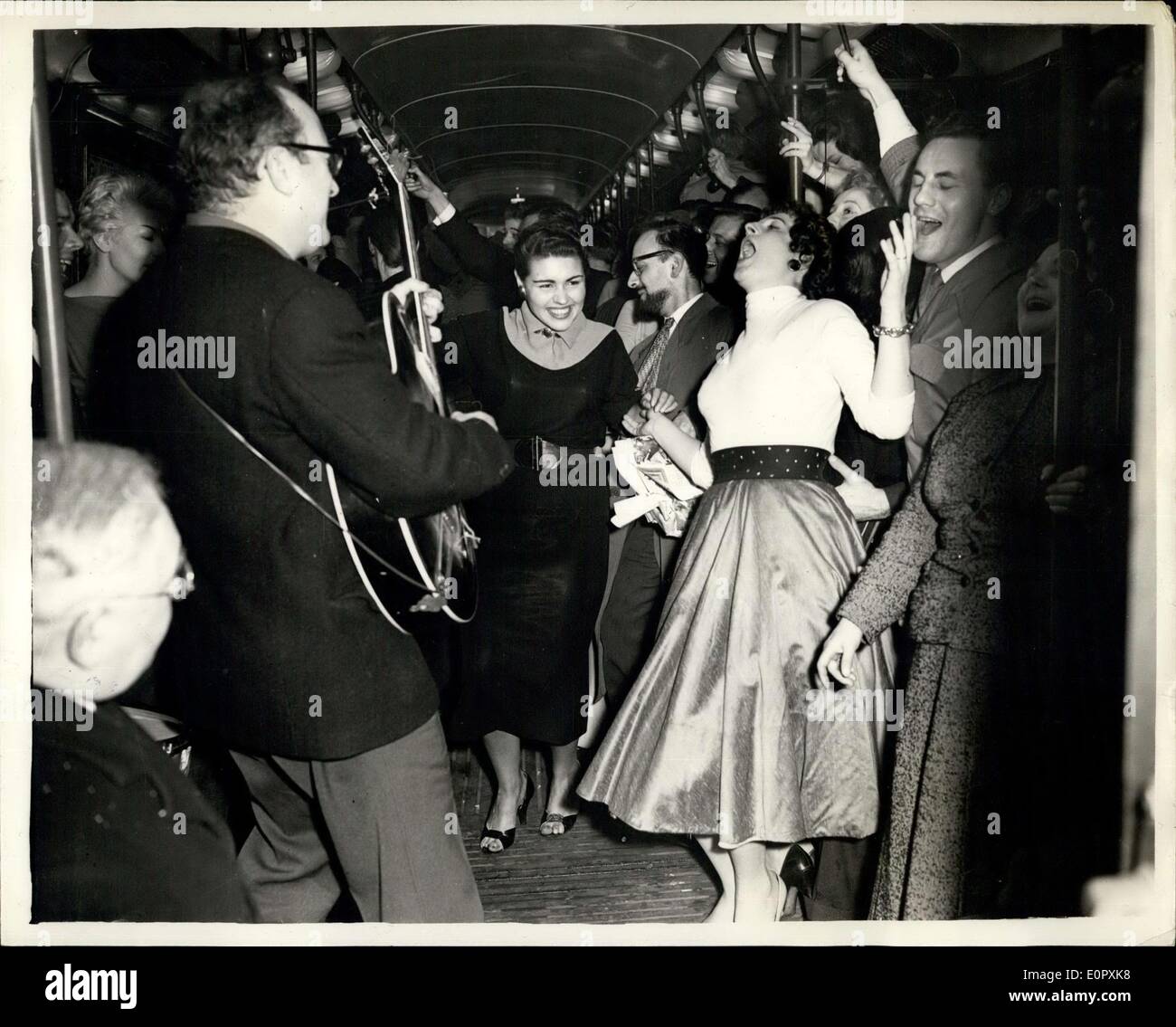 Apr. 12, 1957 - La Regina del cugino va Rockin' ad una festa fantastica su un treno della metropolitana: La serie smart è andato sotterraneo la scorsa notte e scosso non-stop intorno al cerchio interno percorso da Charing Cross Charing Cross. Essi skiffled e scosso il loro modo attraverso Euston, Kings Cross, Farringdon e Edgware Road, e il prezzo del giro era di due scellini. Quello è che cosa ciascuna delle 75 ospiti - tra cui la Regina del cugino, l'on. Gerald Lascelles, pagati per i loro biglietti Foto Stock