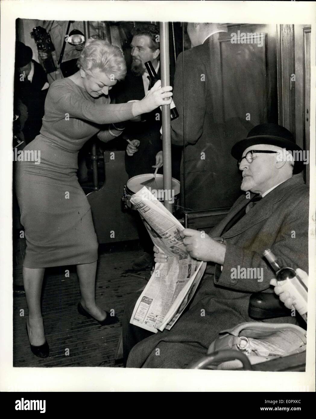 Apr. 12, 1957 - La Regina del cugino va Rockin' ad una festa fantastica su un treno della metropolitana la serie smart è andato sotterraneo la scorsa notte e scosso non-stop intorno al cerchio interno percorso da Charing Cross Charing Cross. Essi skiffled e scosso il loro modo attraverso Euston, Kings Cross, Farringdon e Edgware Road, e il prezzo del giro era di due scellini. Questo è ciò che ciascuno dei 75 ospiti - tra cui la Regina del cugino, l'on. Gerald Lascelles, pagati per i loro biglietti Foto Stock