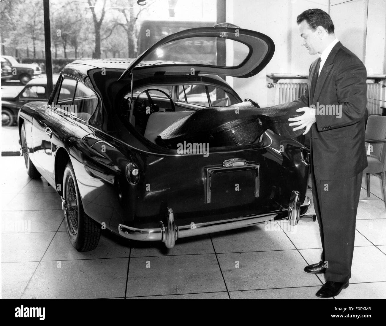 Il violoncellista Gregorio Bemko tenuto sulla sua nuova vettura Foto Stock