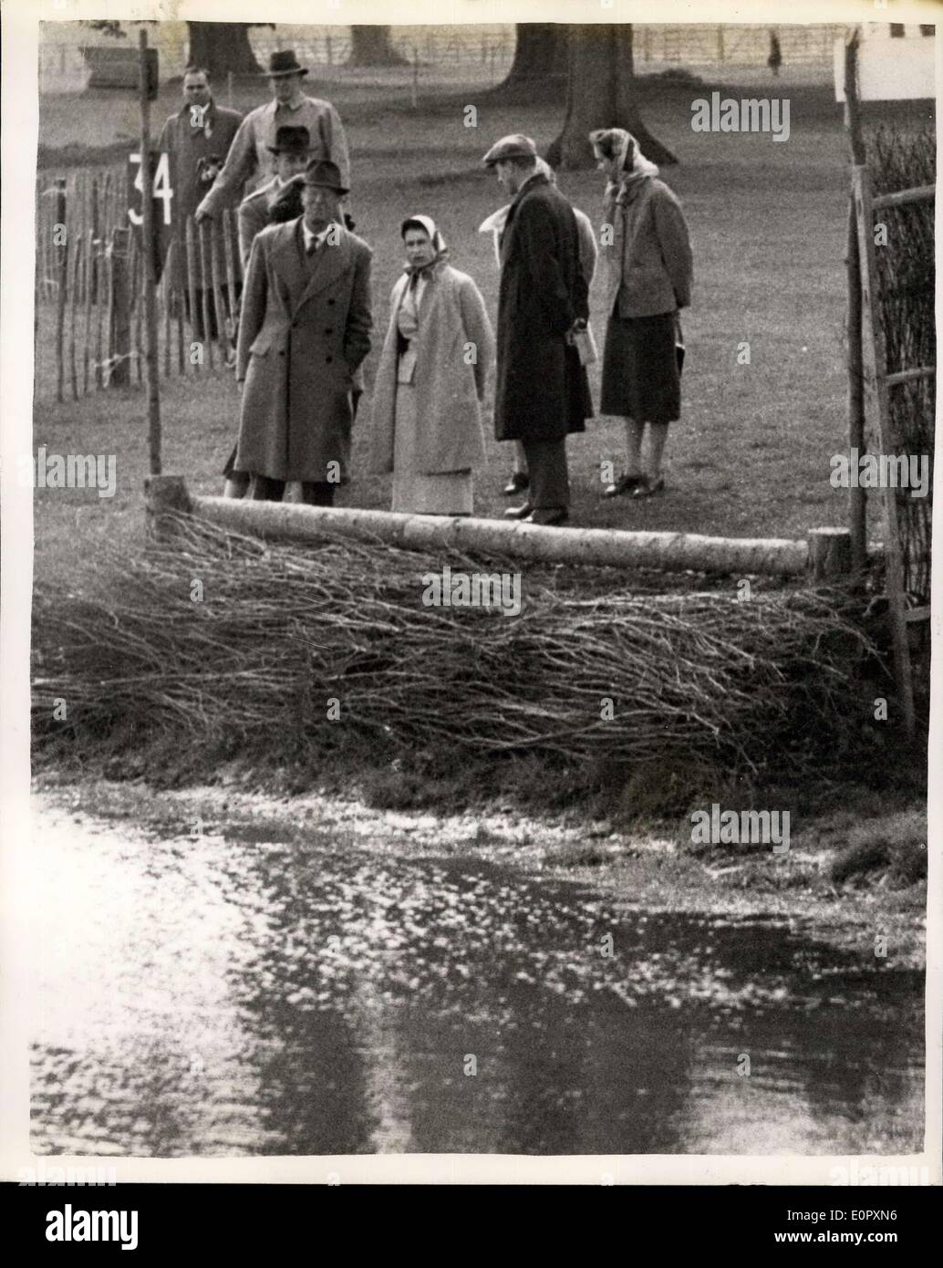 Apr. 25, 1957 - Famiglia Reale guarda il cavallo di prove a Badminton: la Regina, il Duca di Edimburgo, la Regina madre e la principessa Margaret ha guardato le prove di dressage nel Badminton Horse-Trials oggi. Essi sono gli ospiti del Duca e la Duchessa di Beaufort a Badminton, Gloucestershire, fino a sabato. La foto mostra .M. La regina si erge accanto al duca di Beaufort come essi esaminano uno dei salti d'acqua. Foto Stock