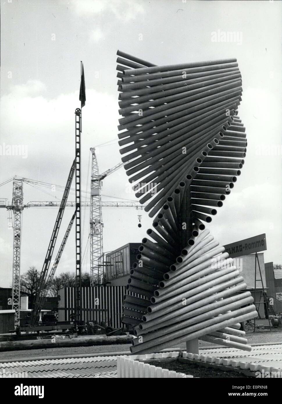 Apr. 25, 1957 - nella foto è un'arte mostra dal titolo ''Rohre aus Eternit'', che era in mostra a Hannover in Germania fiera industriale. Foto Stock