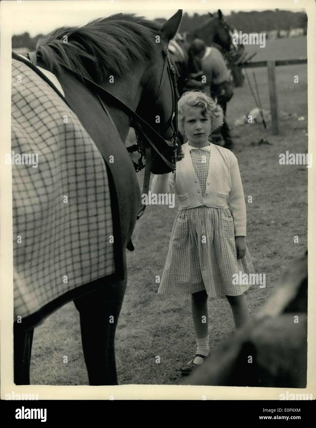 Giugno 09, 1957 - Famiglia Reale guarda il Duca di Edimburgo giocare a polo a Windsor. La foto mostra il Princess Anne rende amici con uno Foto Stock